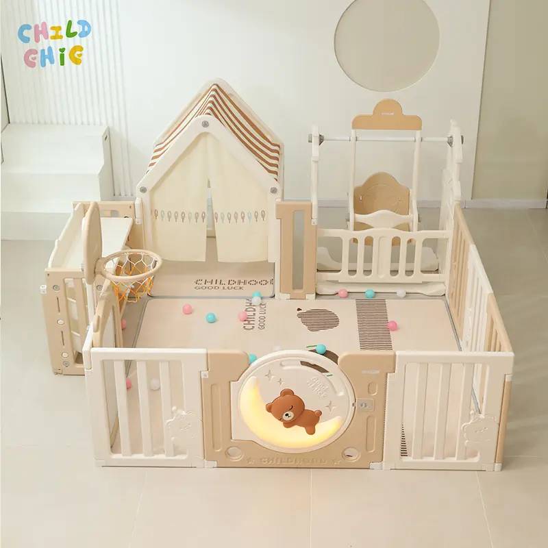 Parque infantil Moon Bear con tienda de campaña, columpio, aro de baloncesto y estante de almacenamiento, fabricado en HDPE, con sistema Montessori para la integración sensorial.