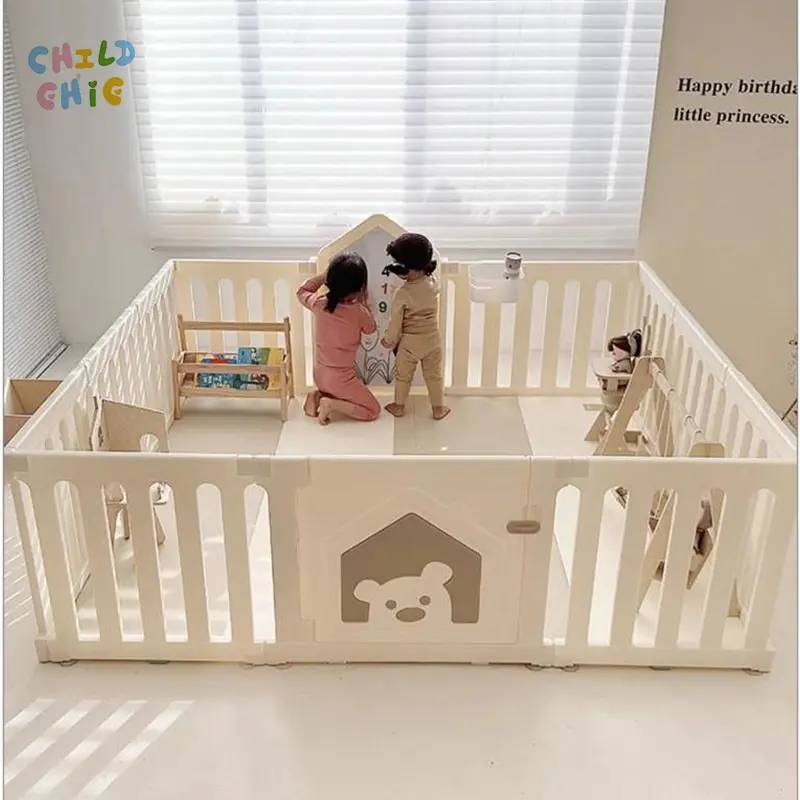 4-in-1-Laufstall mit Spielhaus und verstellbarer Maltafel, flexible DIY-Kombination aus Babysicherheitszaun und Spielzeugaufbewahrungsregal