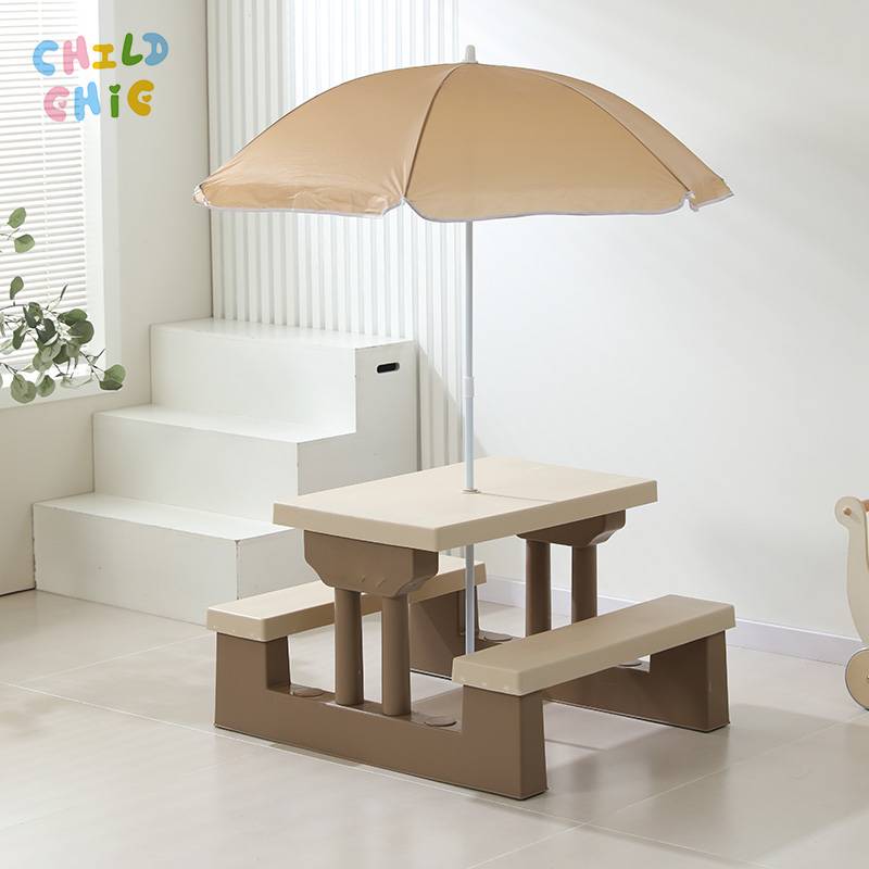 Kinder-Picknicktisch-Set aus Kunststoff mit abnehmbarem Sonnenschirm, geeignet für drinnen und draußen, für Garten, Terrasse und Balkon.